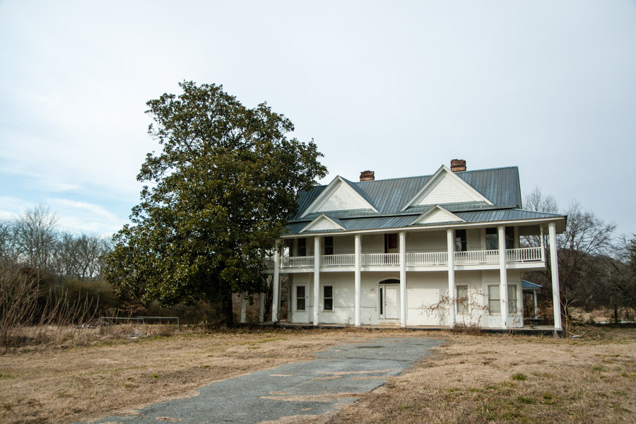 Twice-abandoned house near Cartersville