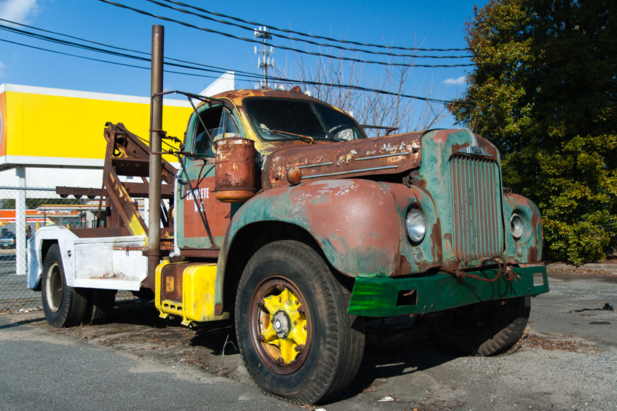 Abandoned tow truck im Marietta